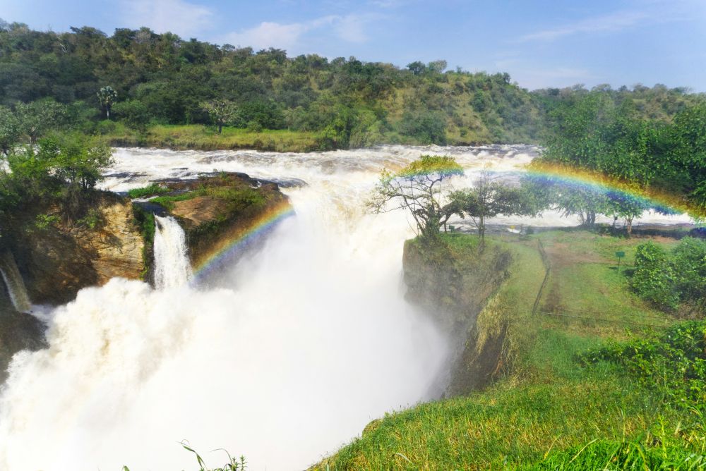 Regenbogen über dem tosenden Wasserfall